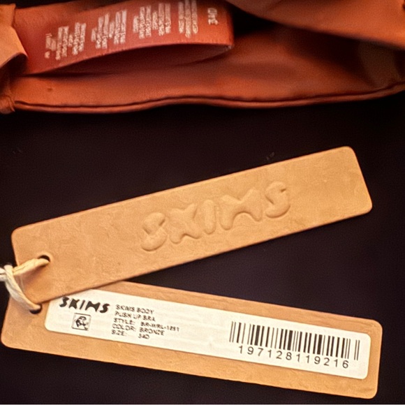 Skims | Wireless Form Lush Up Plunge Bra 34D NWT - Picture 6 of 7